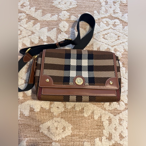 Great condition preloved burberry crossbody bag - Picture 4 of 12
